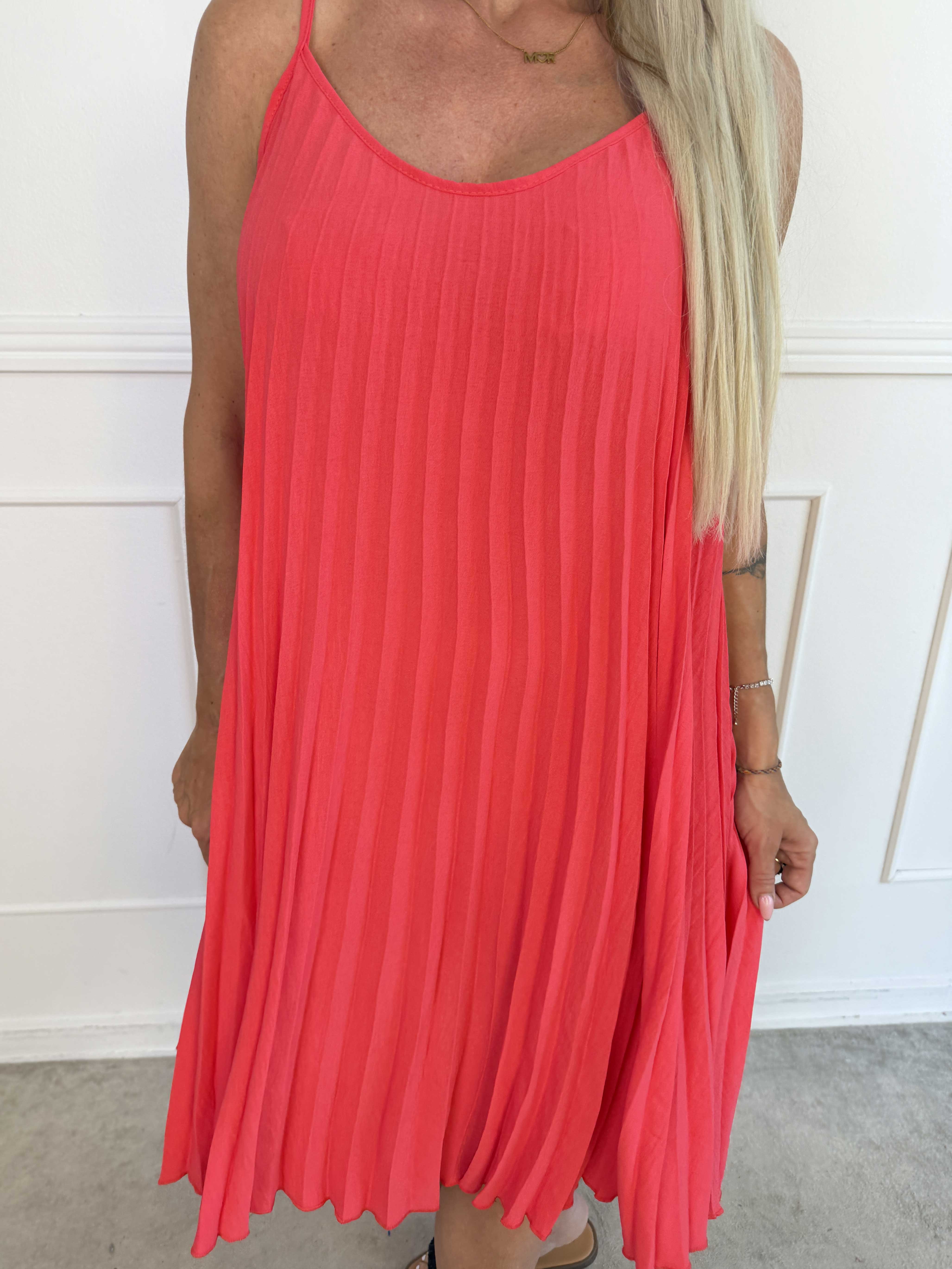 Tonia Short - Elegant plisseret plus size kjole i en blød og let viskoseblanding